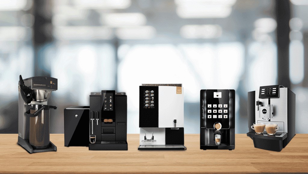 Verschiedene Kaffeemaschinen und Kaffeeautomaten für die Kaffeeversorgung im Büro